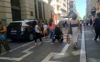 Ciudadanos pasean por Santa Clara