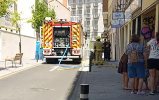 Bomberos y Policía en la calle Traviesa este jueves