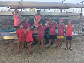 Los miembros de Amigos del Remo posando con sus trofeos y medallas