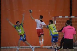 Fer defiende a un rival en el partido frente a Burgos