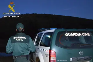 Guardia Civil en un operativo nocturno en la montaña