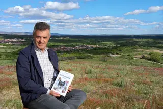 El escritor zamorano Manuel A. Sanabria con el libro Cuentos de la Sierra de la Culebra.