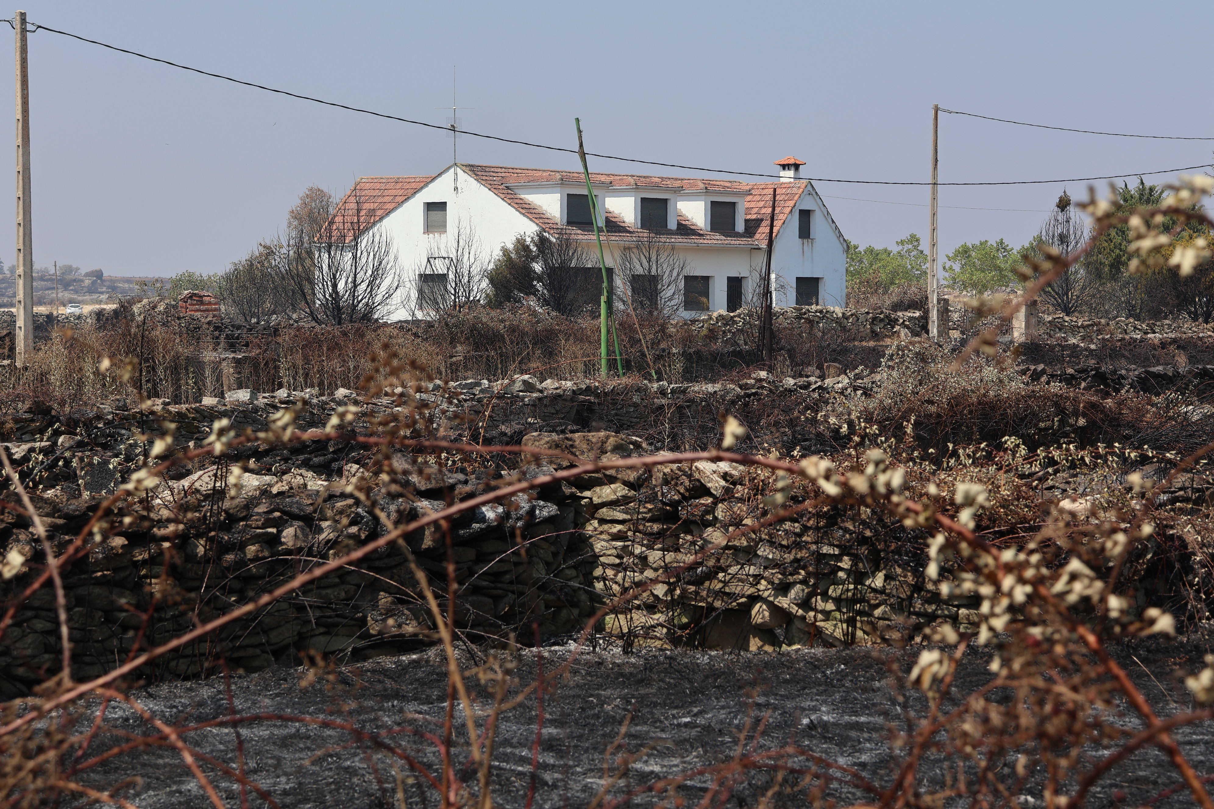 Una vivienda de Formariz qued&oacute; rodeada por el fuego