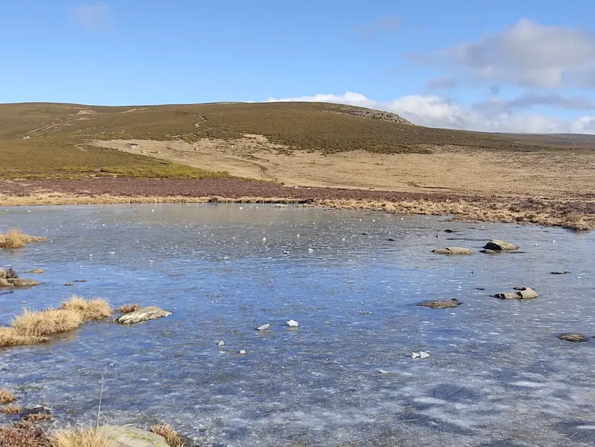 La Laguna de Peces, parcialmente congelada este miércoles (5)