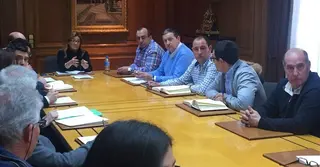 Coordinación entre la Diputación y las mancomunidades para mejorar los caminos rurales