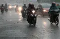 Motos circulan bajo la lluvia. EP. Archivo