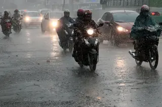 Motos circulan bajo la lluvia. EP. Archivo