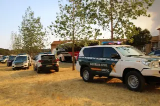 Autobús y Guardia Civil para atender a los desalojados en el incendio de Fermoselle | J.Fraile