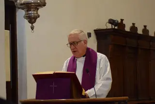 Imagen de Florencio Gago oficiando una misa en la iglesia de San Lázaro 