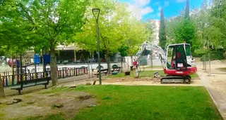 Obras para la instalación del nuevo parque de calistenia en la Plaza de la Marina