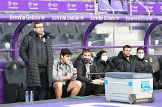 Yago Iglesias en el banquillo de Zorrilla