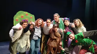 Algunos de los participantes en el teatro con trabajadores del centro