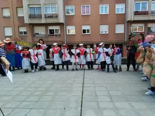 El CEIP Miguel de Cervantes viste el barrio de carnaval