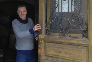 Paco cierra la puerta de su negocio en su último día de trabajo