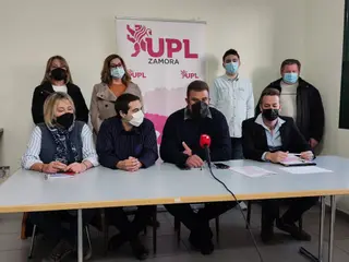 César Mayo, en el medio, rodeado del resto de representantes de UPL