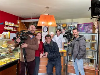 El equipo de televisión en uno de sus establecimientos