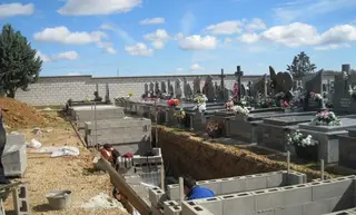 Operarios en el cementerio Benavente Digital