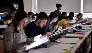 Jóvenes estudiando EP