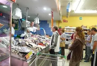 Gente comprando en un supermercado.Archivo