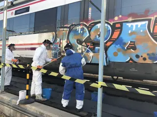 Operarios limpian un grafiti en un tren de Cercanías de Madrid RENFE Archivo