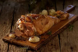 Comida cordero asado cena