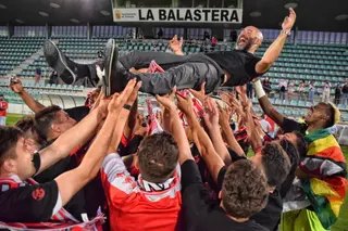 Los jugadores mantean a Movilla