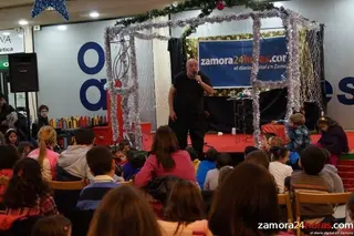 Ilusión, risas y magia en la primera jornada del I Festival Infantil de Navidad