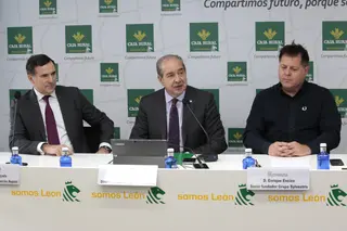 ICAL. El director de Fundación Repsol (I); el director de Caja Rural, Cipriano García (C) y el socio fundador de Sylvestris, Enrique Enciso (D), presentan en León el Proyecto Motor Verde