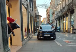 La Policía Nacional este miércoles en Santa Clara, junto al comercio en el que se produjo el hurto