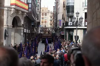 Un momento de la procesión de la Vera Cruz el Jueves Santo en Zamora Foto: María Lorenzo