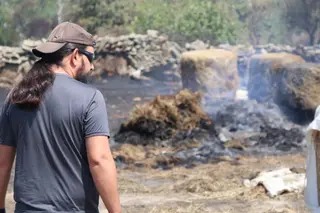 Iván en una de sus fincas que fue alcanzada por el fuego en Formariz