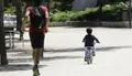 Un padre y su hijo pasean por la ciudad. EP. Archivo