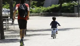 Un padre y su hijo pasean por la ciudad. EP. Archivo