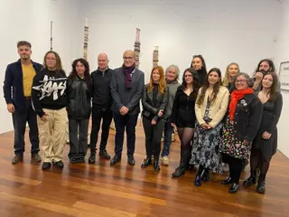Fernando Prada, los comisarios de la exposición y los jóvenes artistas