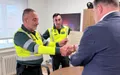 Imagen del ciudadano que avisó a la Guardia Civil recibiendo un agradecimiento por parte de la Guardia Civil