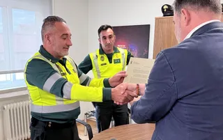 Imagen del ciudadano que avisó a la Guardia Civil recibiendo un agradecimiento por parte de la Guardia Civil