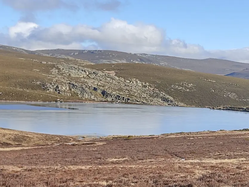 La Laguna de Peces, parcialmente congelada este miércoles (2)