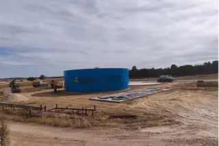 Uno de los digestores de la planta de biogás que se está construyendo en Peleas