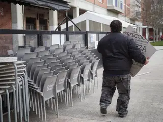 Un camarero colocando sillas de una terraza Eduardo Sanz Europa Press Archivo