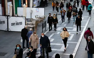 Ciudadanos con mascarillas pasean por Santa Clara durante a pandemia