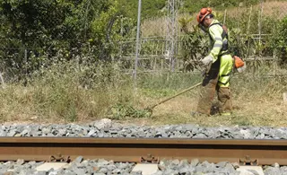 Imagen De Los Trabajos De Prevención De Incendios En Las Vías Del Tren