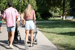 Una pareja pasea a dos bebés- Europapress