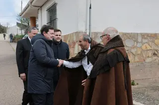 Mañueco se une a la celebración de la Semana Santa en Bercianos de Aliste