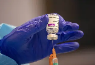 España tiene cientos de miles de dosis de AstraZeneca almacenadas, ¿qué se hará con ellas?