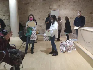 Entrega de premios de concurso en torno a la empatía de Azayca