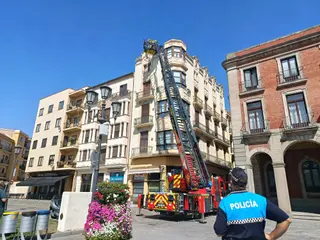 Los bomberos de Zamora trabajan en la Plaza Mayor por posibles desprendimientos 
