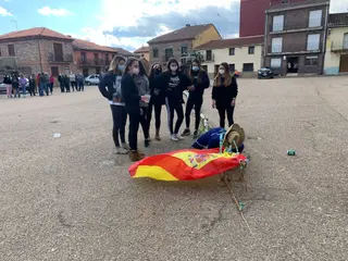 La tradición del mayo resiste en Carbajales pese a la pandemia
