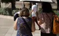 Dos mujeres se protegen del sol con un paraguas - Europa Press