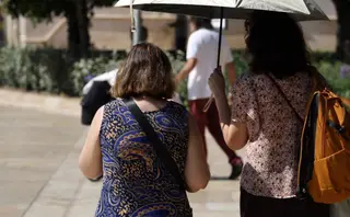 Dos mujeres se protegen del sol con un paraguas - Europa Press