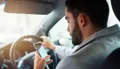 Un conductor con el móvil al volante. Archivo